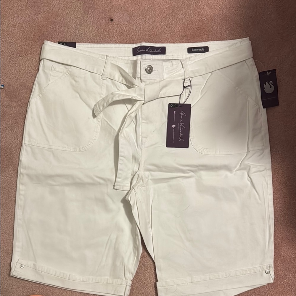 Gloria Vanderbilt White Bermuda Shorts with Relaxed Fit - Picture 1 of 4